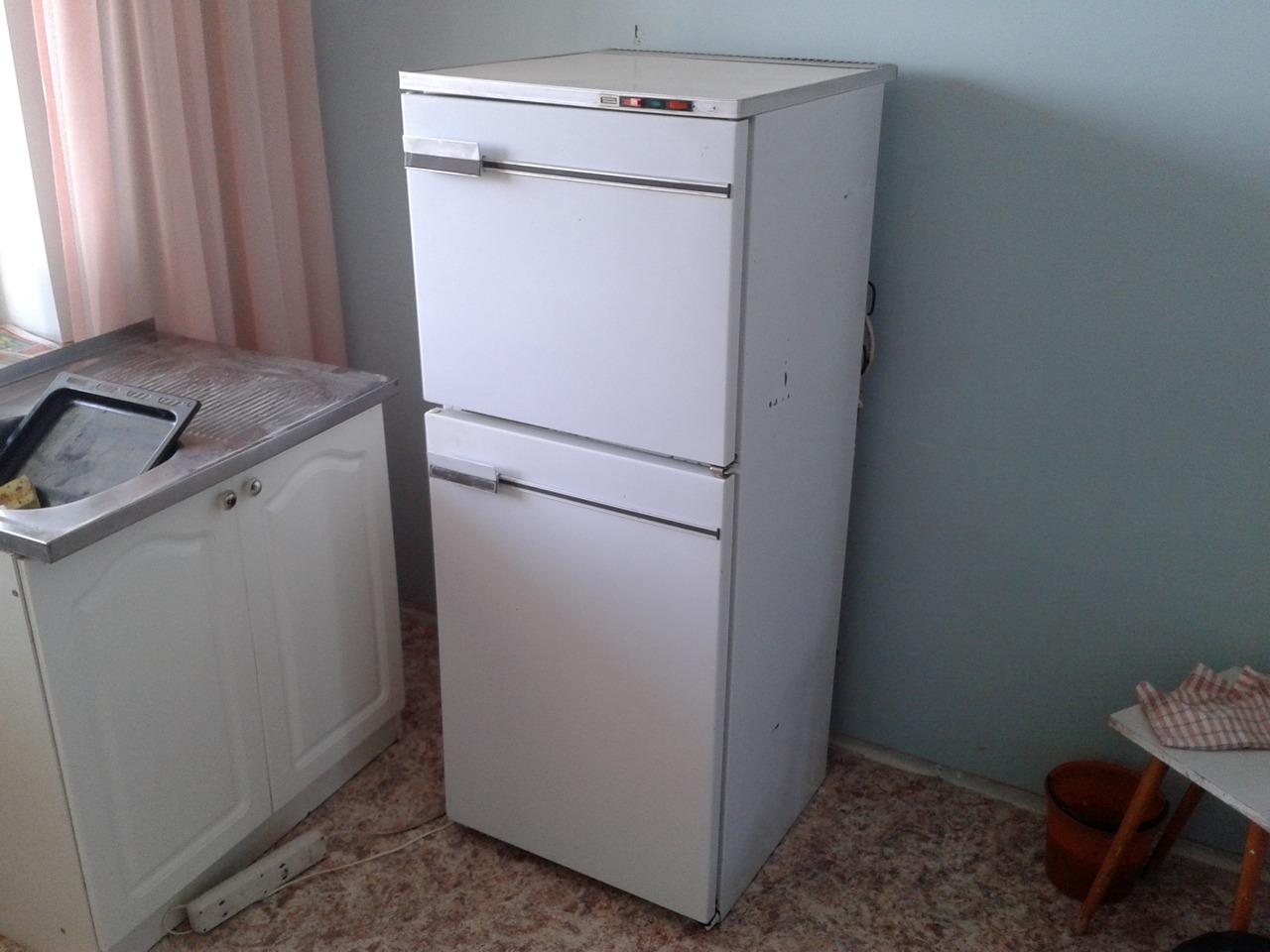 Старый холодильник