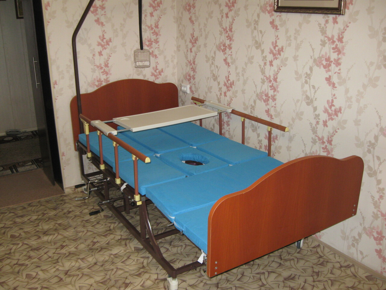 Кровать для лежачего больного с туалетом