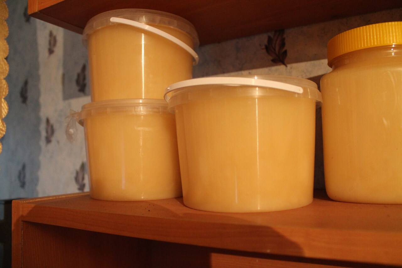 Первый мед и третий мед. Мёд кипрейный (белый). Донниково-подсолнечный мед. Мед 3 литра. Мед в литровых ведерках.