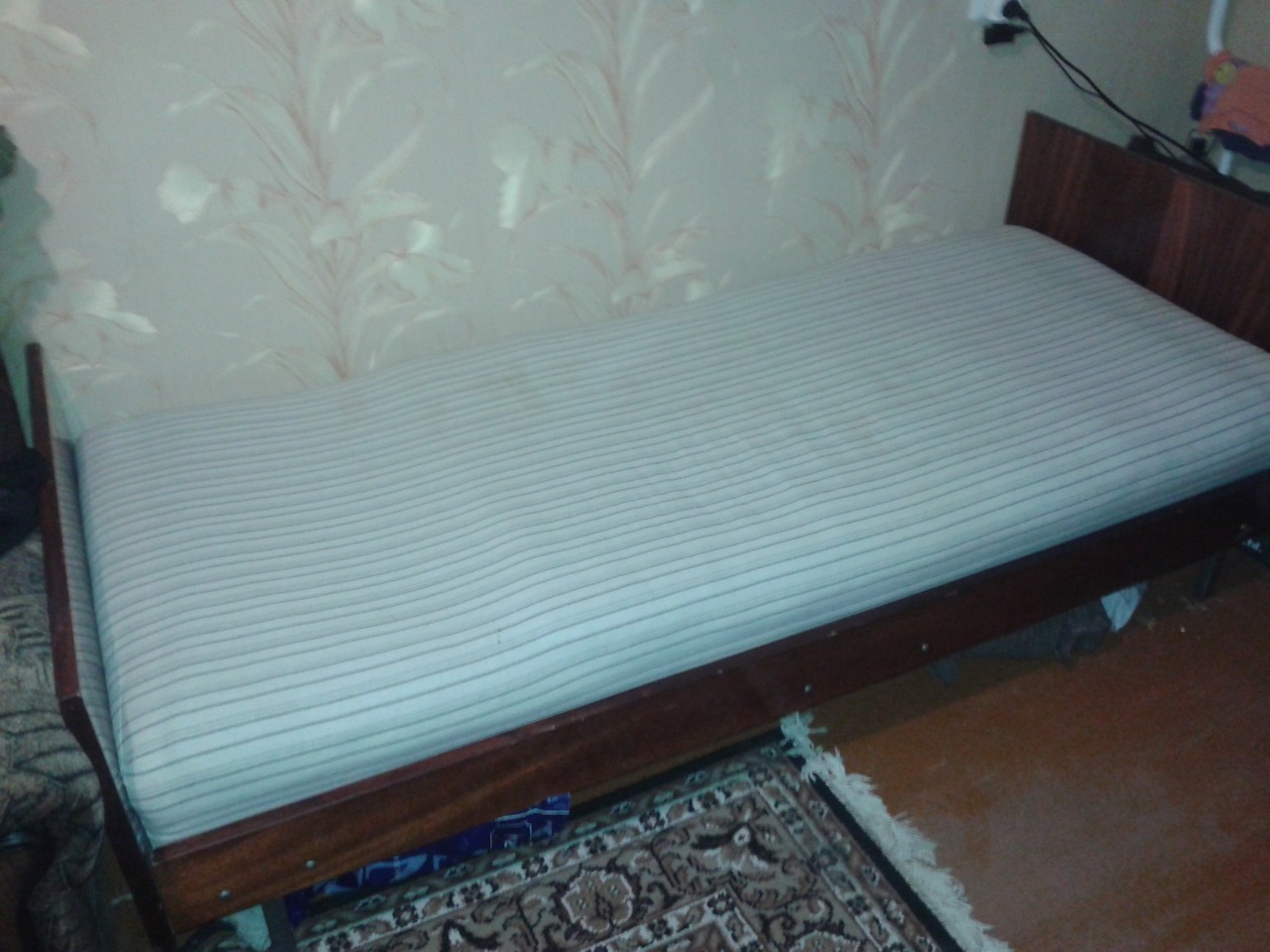 Авито постели. Полуторка кровать Советская Советская. Кровать полуторка с матрасом. Кровать полуторка за 1000. Кровать старого образца полуторка.