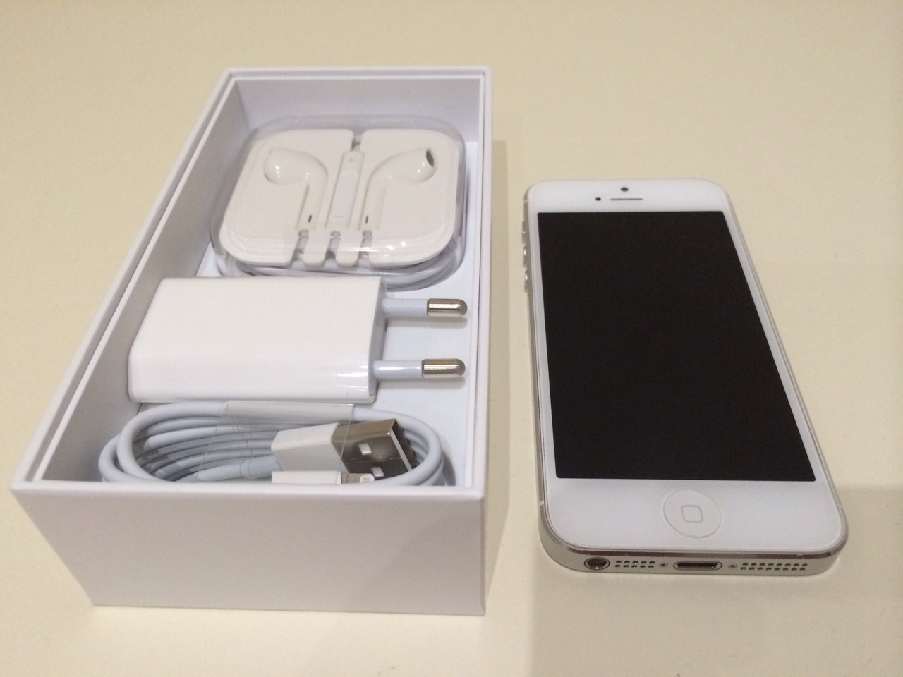 Продаю iPhone 5 16gb White — 17 500 руб. — Общение — Корзина —  Price-Altai.ru