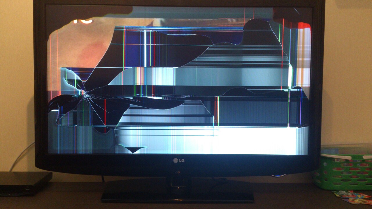 Разбитый телевизор lg. LG 42lh2010. LG 42 2010. Разбитый телевизор. Разбитый экран телевизора LG.