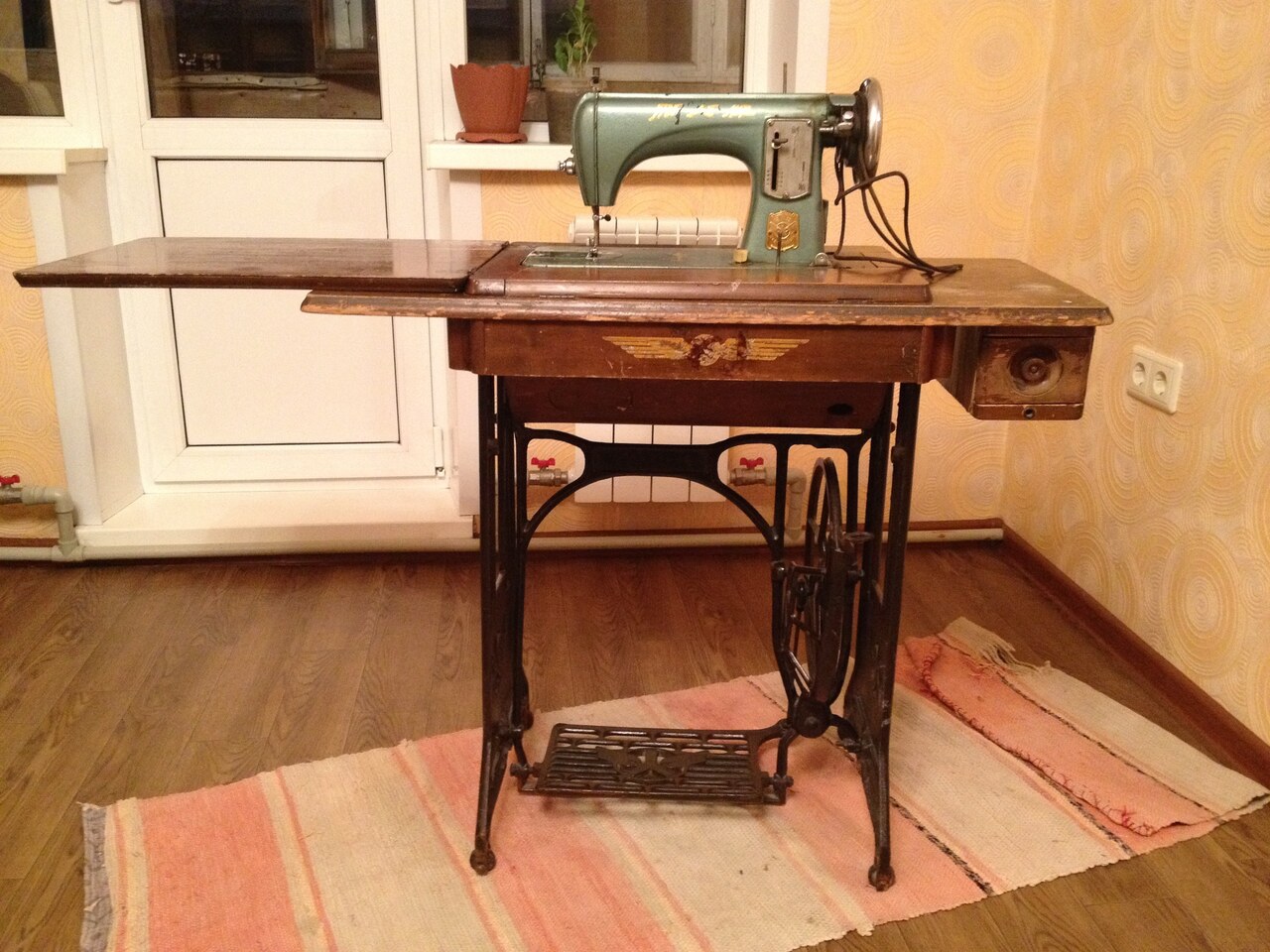стол для ножной швейной машины