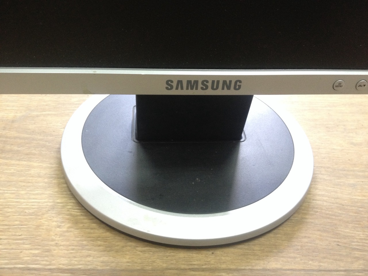 Samsung гаснет экран. Монитор самсунг круглый белый 27. Монитор самсунг с круглой подставкой. Samsung монитор поворотный. Монитор самсунг стеклянная окантовка.