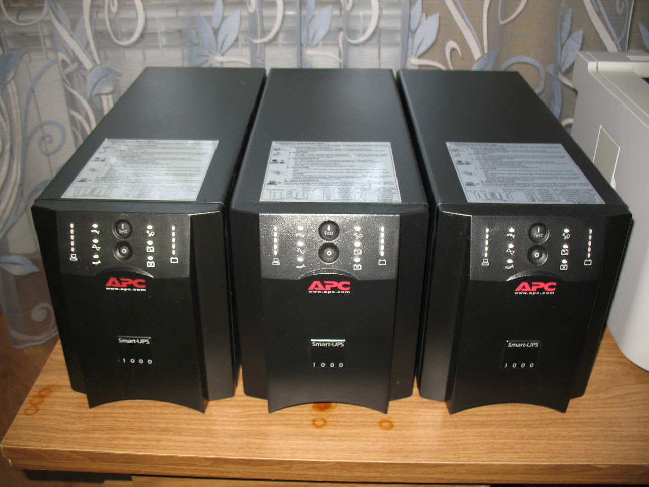 Замена батарей smart ups. APC Smart ups 1000. APC Smart ups 1500. Бесперебойник APC 1000. ИБП АРС Smart-ups 1000.