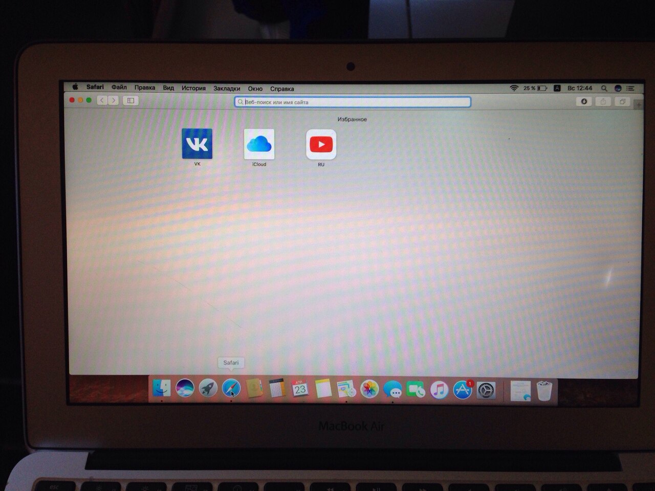 Видео экрана ноут. Экран MACBOOK Pro выгорел. Белое пятно на экране макбука. Пятна на экране MACBOOK Pro. MACBOOK засветка экрана.
