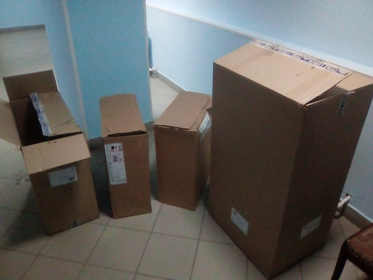 Продам коробку большую. Коробки для переезда. Большие коробки для переезда. Большие ящики для переезда. Большая коробка.