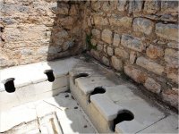 rimskij-tualet-iz-kamnya