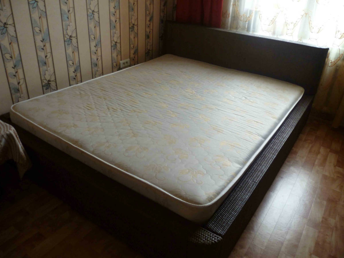 Вырезная кровать с матрасом полуторка