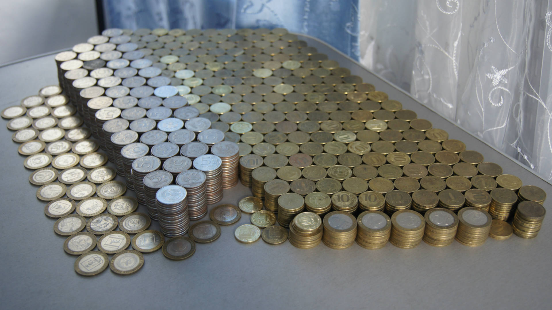 Что купить на чем можно заработать. Куча 10 рублевых монет. Копилка для 10 рублевых монет. Железные деньги. Много монет.
