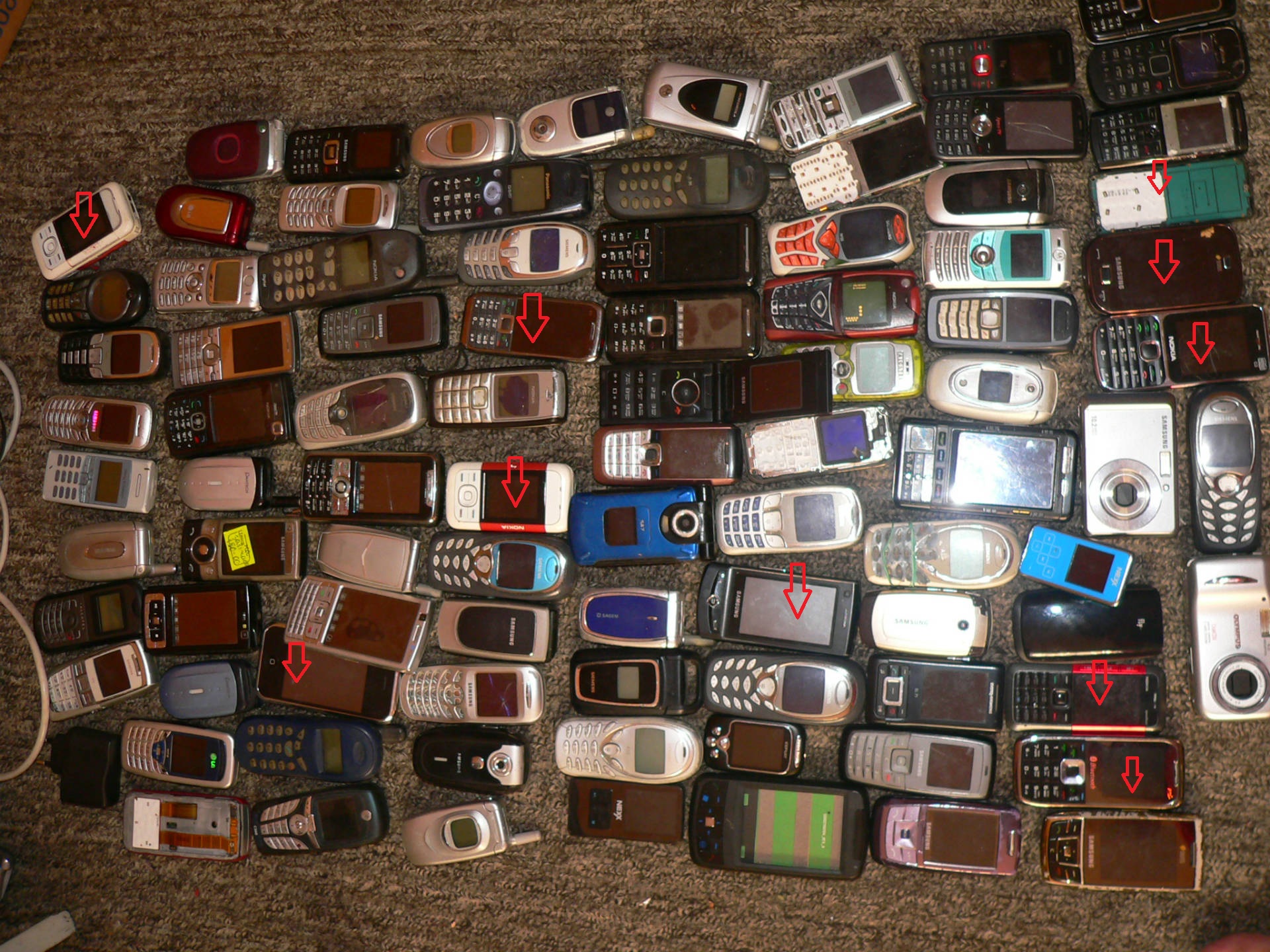 Много телефонов сайт. Много старых смартфонов. Б/У телефоны. Коллекция старых телефонов. Куча разбитых телефонов.
