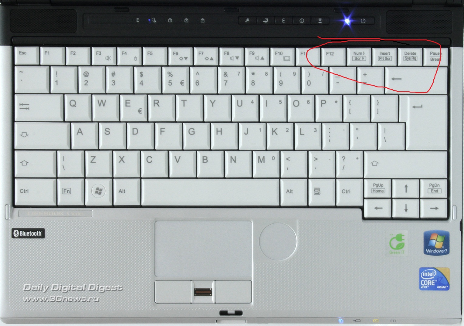 Печатается большими буквами. Клавиатура ноута с боковыми кнопками. Отключились буквы на клавиатуре. Отключилась клавиатура. Отключилась клавиатура с буквами на ноуте.