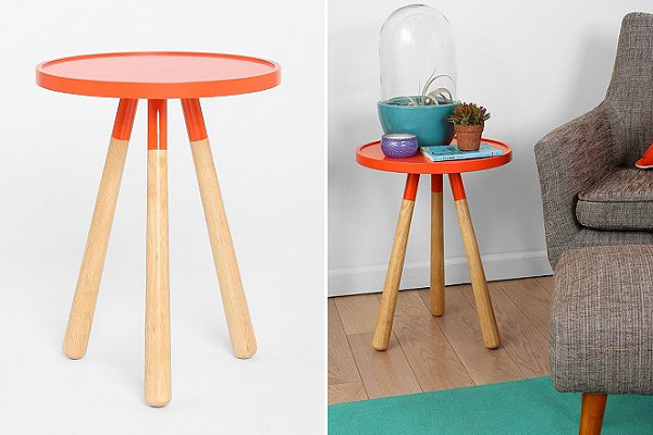 Дизайнерский столик на деревянных ножках в современном интерьере