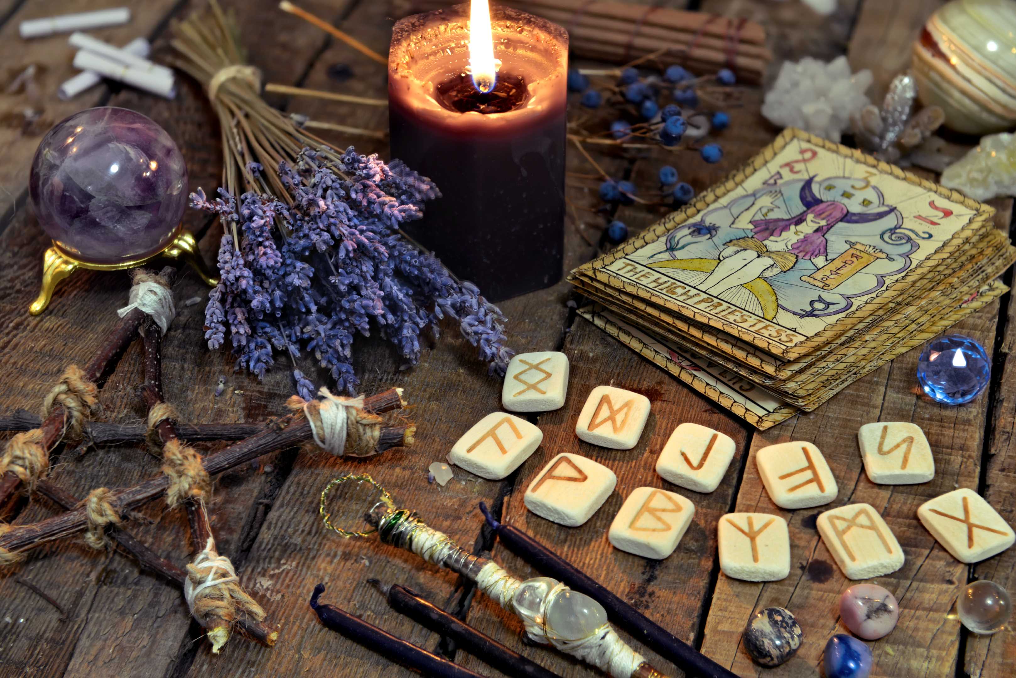 Магия свечей ритуалы. Руны Таро свечи карт. Руническая магия Таро. Карты Таро магия. Магические атрибуты.